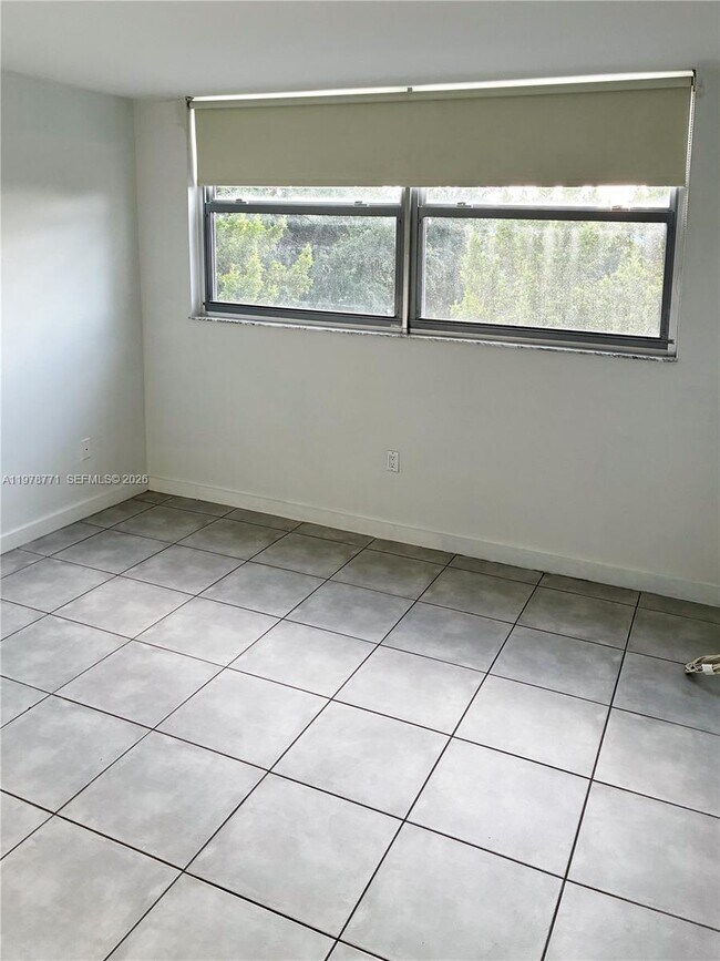 Foto del edificio - 650 NE 64th St