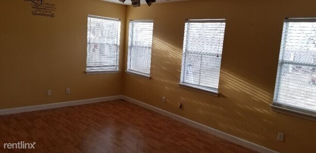 Foto del edificio - 3 br, 1 bath House - 17 W 5th St