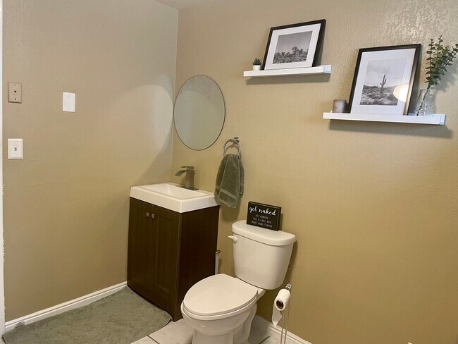 Baño de la planta baja-2 - 212 Saguarro Dr