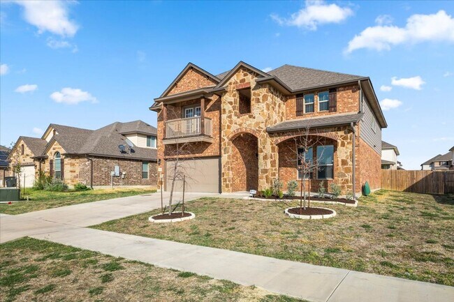 Building Photo - 5 Bedroom, 3 Bath 2-story home - 5010 Prim...