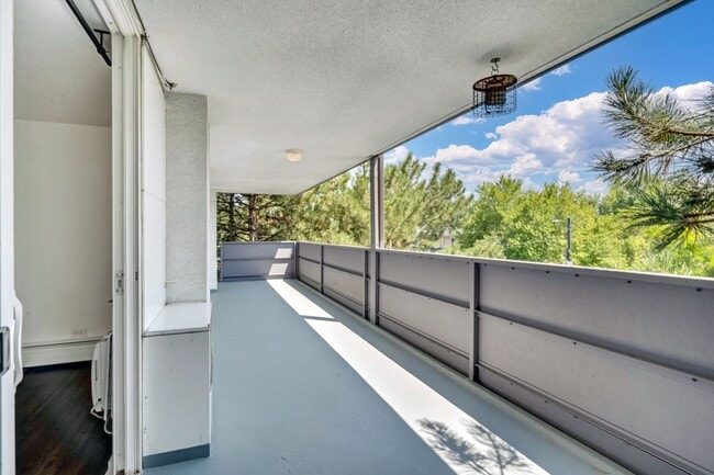 Building Photo - Renovated Apartment with HUGE Deck!