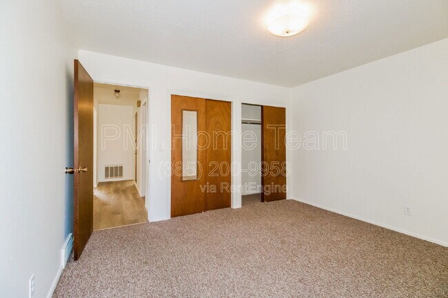 Building Photo - 35 E 400 N