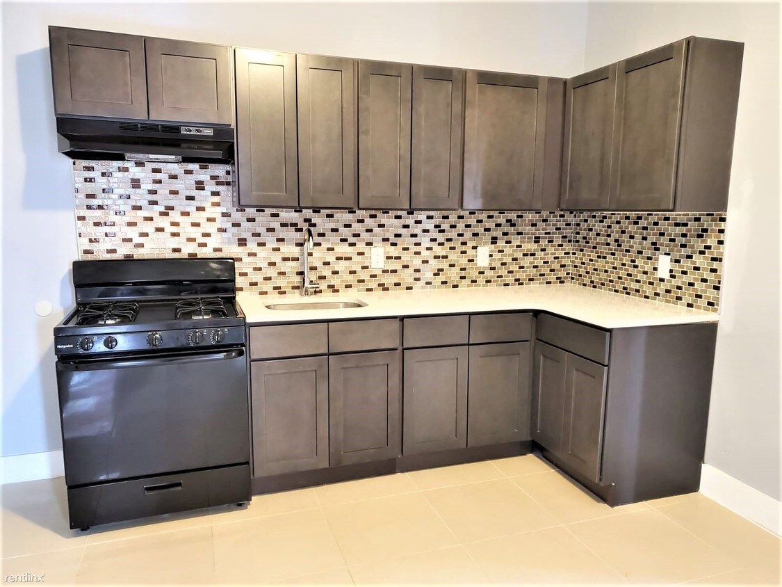 3 br, 1 bath - 6 Roosevelt Ter 1L - 3 br, 1 bath  - 6 Roosevelt Ter 1L