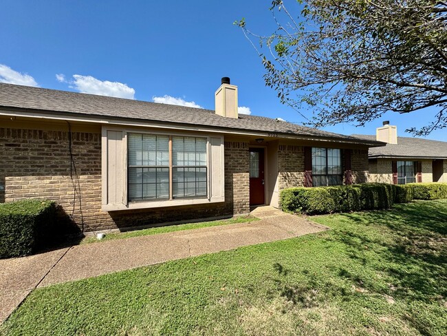 Building Photo - Duplex