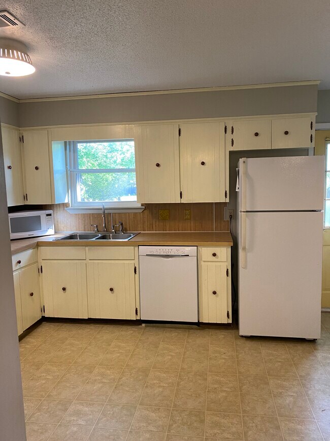 Building Photo - 10 Kingspark Dr