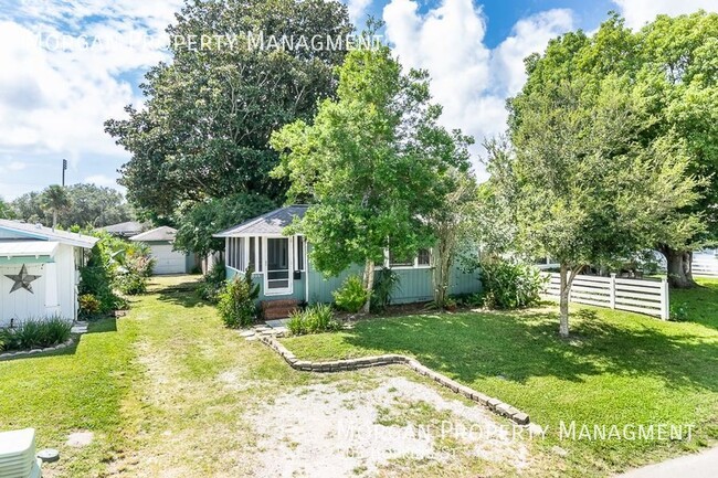 Building Photo - Charming Beach Bungalow Just a Few Blocks ...