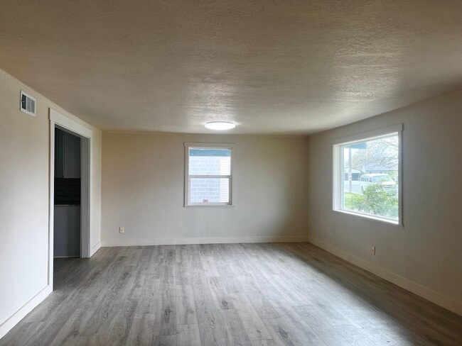 Building Photo - Beautifully Remodeled 3 Bed | 1.5 Bath Single-Family Home for Rent