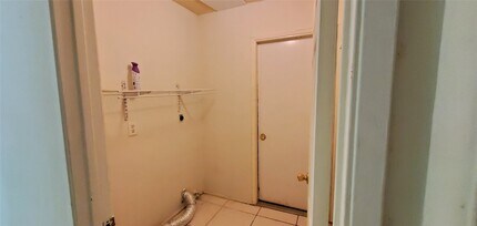 Building Photo - 7406 La Pl Dr