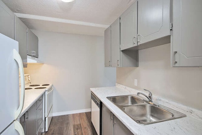 Photo du bâtiment - LOVELY TWO BEDROOM CONDO APARTMENT BY WHITE OAKS MALL