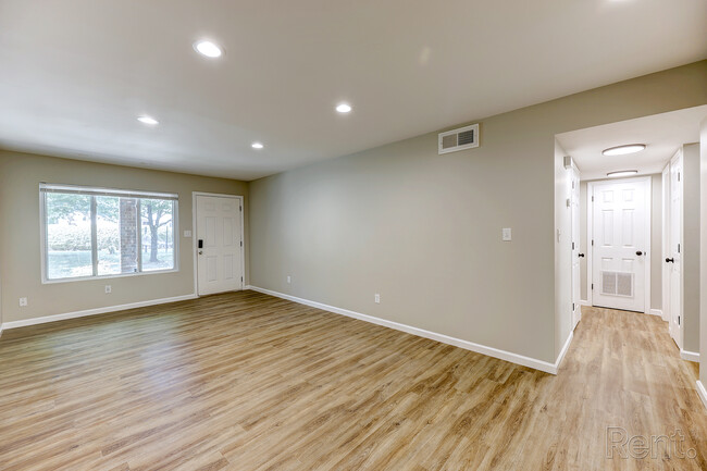 Living Area - Viewmont Pointe