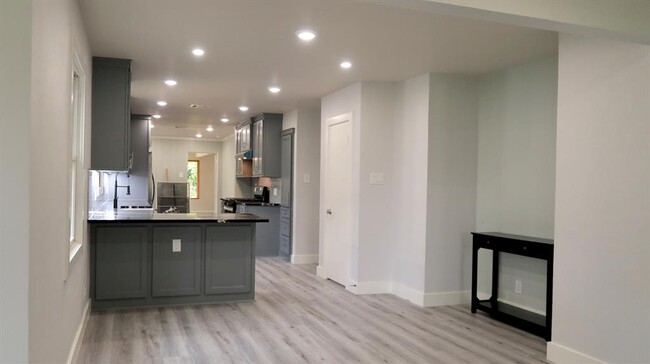 Building Photo - 4139 De Leon St