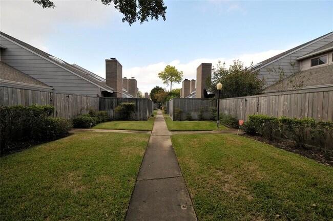 Building Photo - 13952 Hollowgreen Dr