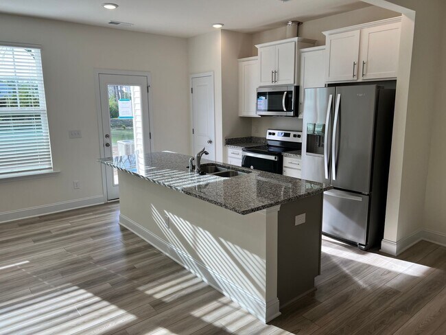 Foto del edificio - Like-New 3BR Townhome in Spring Village | Garage | Minutes to Downtown Angier