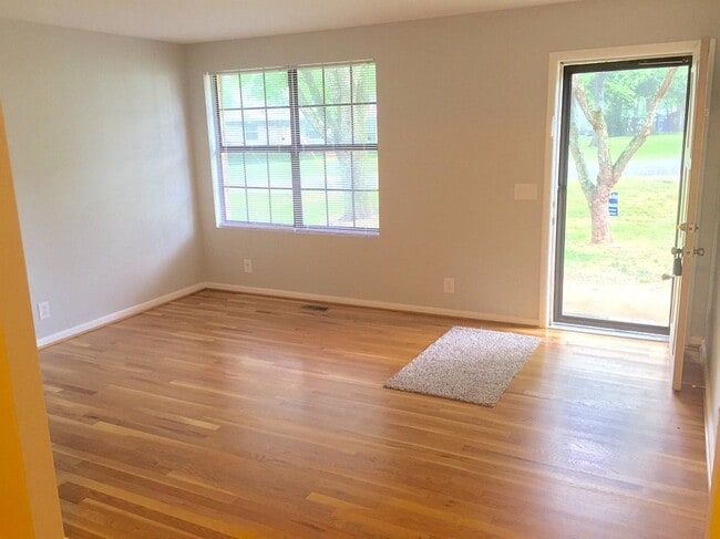 Building Photo - COMING SOON... Spacious 3R/1.5BA in Wilson...