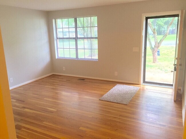 Foto del edificio - COMING SOON... Spacious 3R/1.5BA in Wilson...