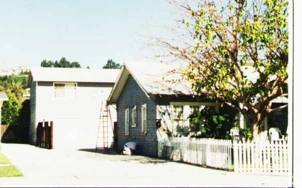 Building Photo - 312 E Santa Paula St