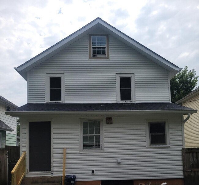 Foto del edificio - 743 Lilley Ave