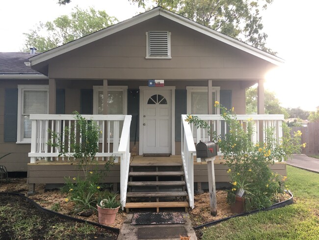 View of front door and deck - 3519 Austin St