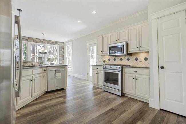 Building Photo - 330 Summerlin Dr