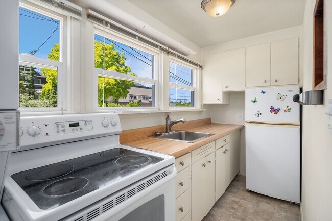 Foto del edificio - 5444 Kirkwood Pl N