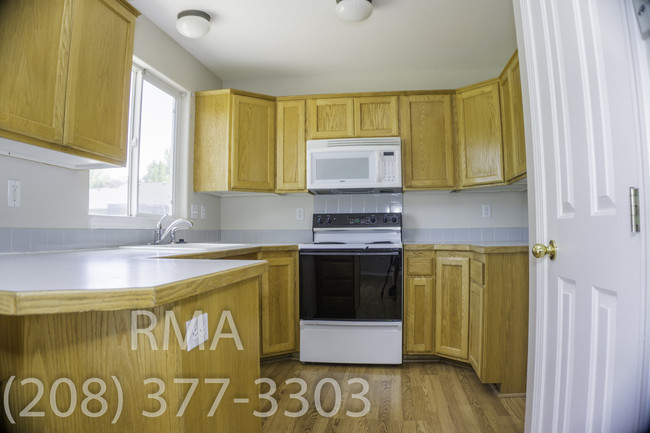 Building Photo - 844 S Pelican Way