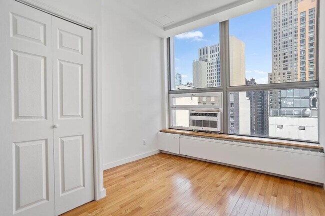 Foto del edificio - 102 Fulton St