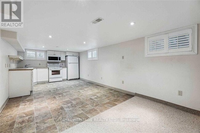 Building Photo - 115 Albert St N