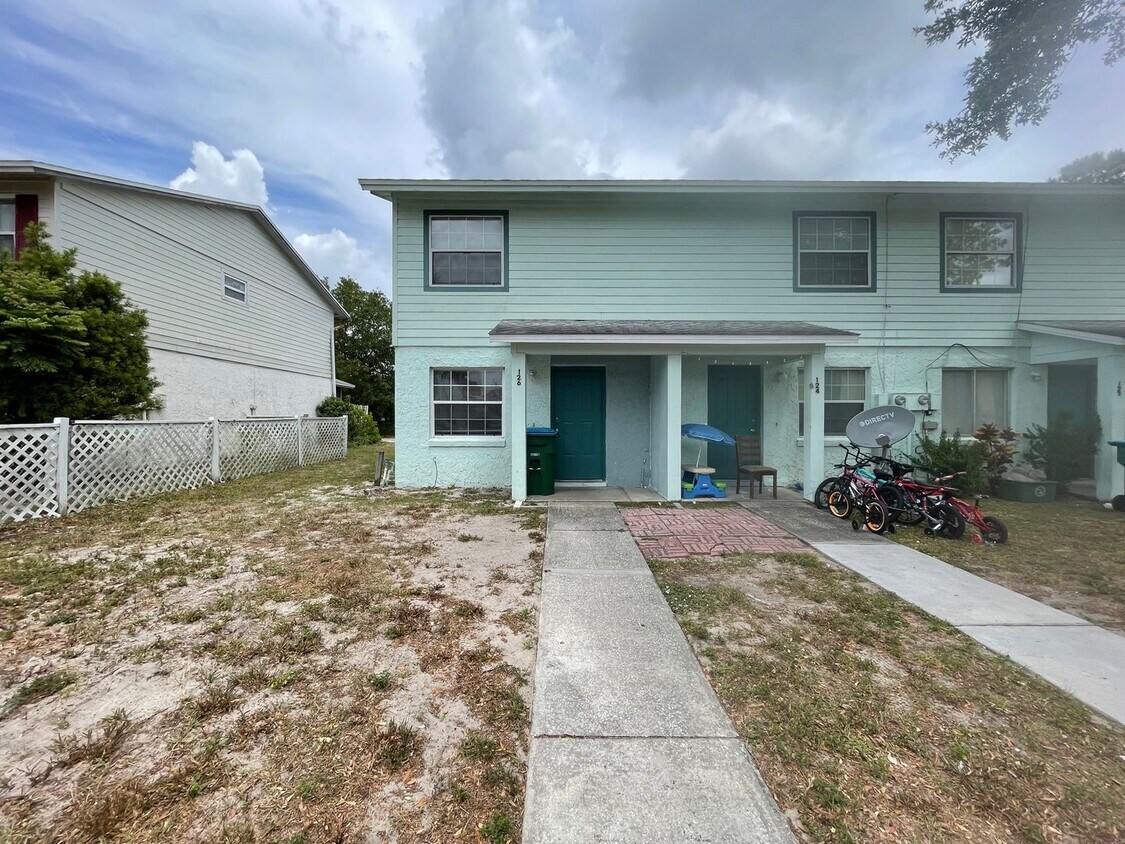 Primary Photo - Spacious 2 Bed, 1.5 Bath Unit with Patio i...