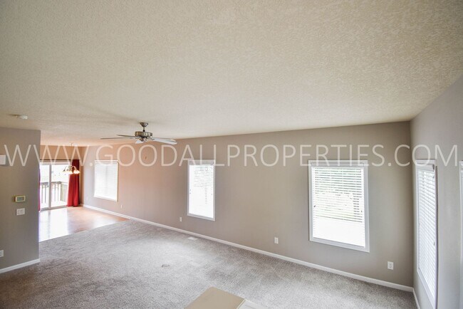 Building Photo - 3 Bedroom 2 Bath Townhome end unit in Glen...