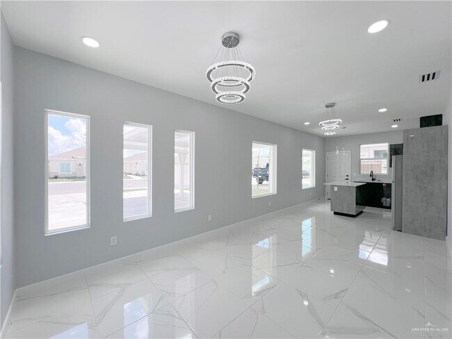 Building Photo - 817 N Woodson Ave