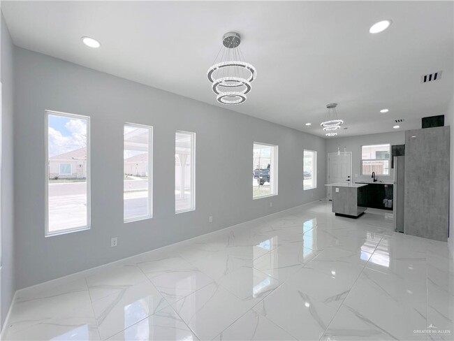 Building Photo - 817 N Woodson Ave