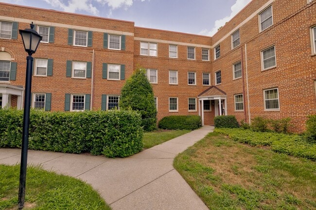 Building Photo - Comfort, Convenience & Charm in a Hidden G...