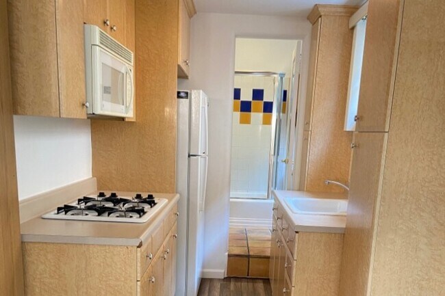 KITCHEN - 1456 S Doheny Dr
