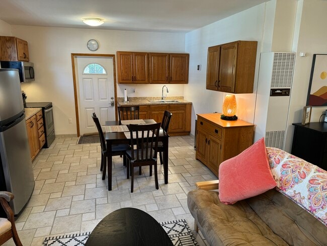 Building Photo - 1416 Hanshaw Rd