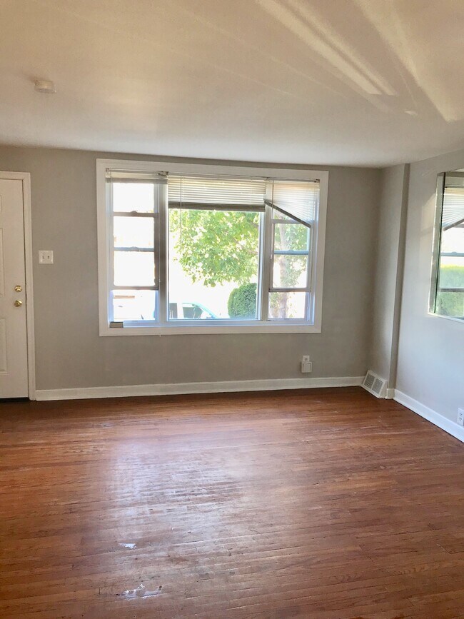 Building Photo - 224 E Ashdale St