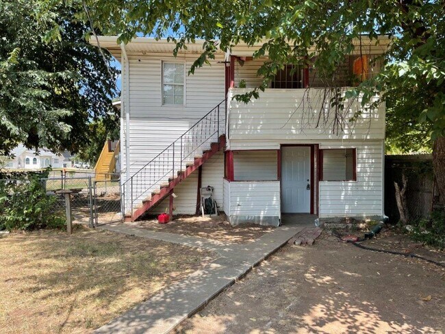 Foto del edificio - 1 bed downstairs unit with courtyard, laundry access,brand new appliances, paint and flooring, in...