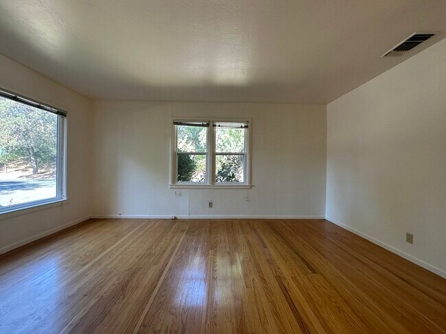 Foto del edificio - Cute 2 bed/1 bath Duplex in East Sac!!