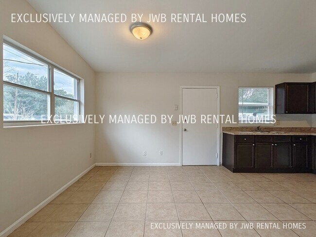 Building Photo - 2233 Monteau Dr
