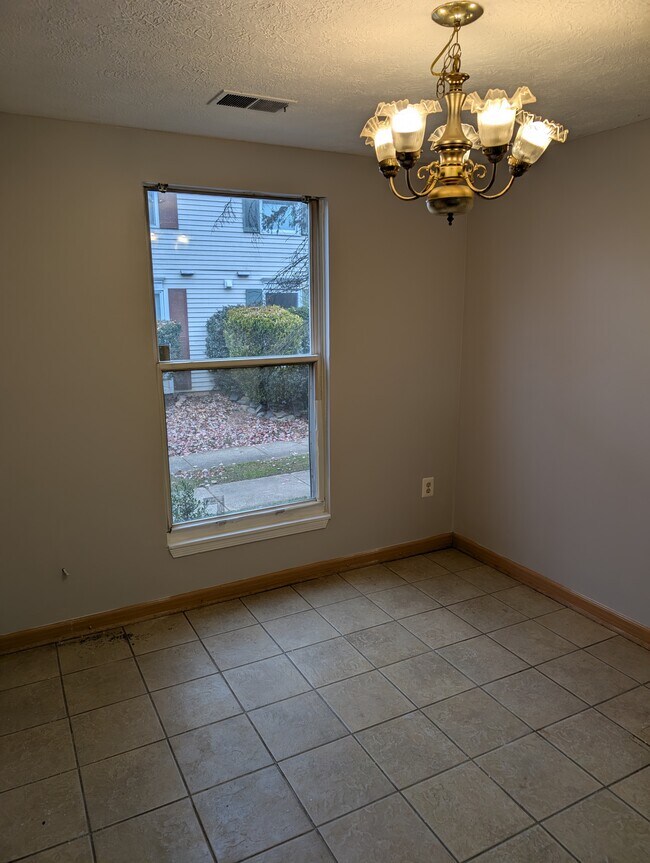 Comedor - 13469 Demetrias Way