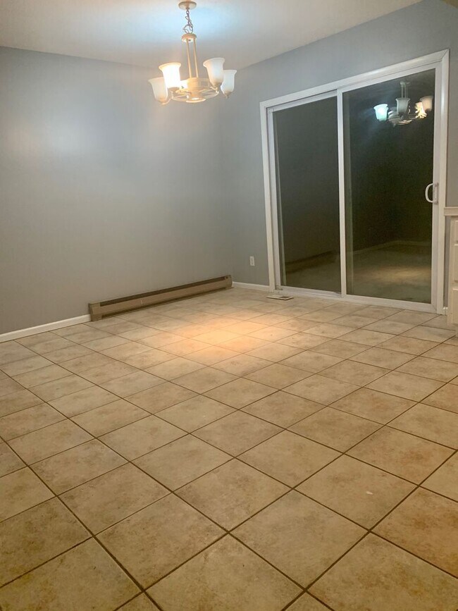 Building Photo - Amazing 3 Bedroom 1.5 Bathroom Home in Coo...