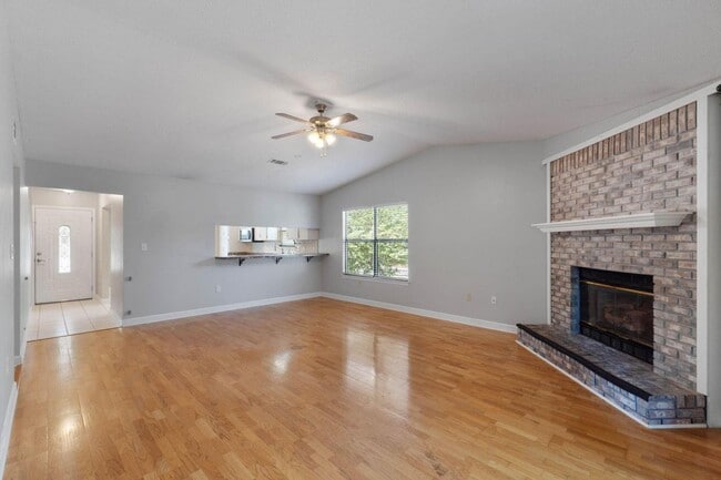 Building Photo - Ideal Niceville Location!