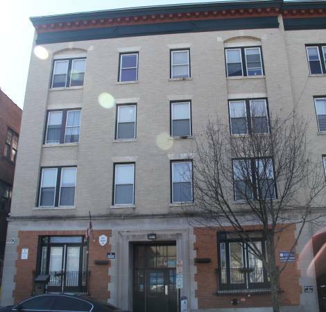 Building Photo - 208 Main St