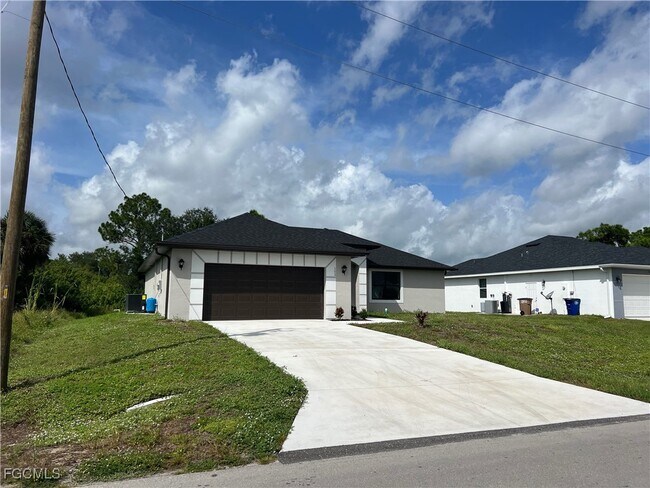 Building Photo - 1302 Sunniland Blvd