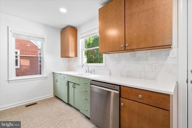 Building Photo - 117 W 14th St