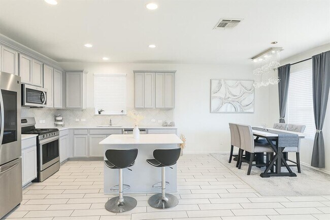 Building Photo - 242 Zuma Dr