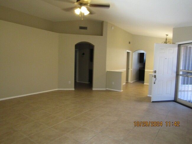 Building Photo - Single Story 3 bedroom 2 Bath with Private...