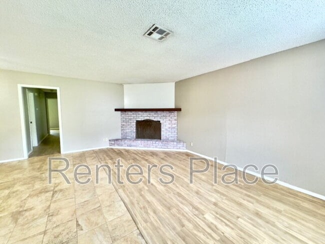 Building Photo - 4809 S Gum Ave
