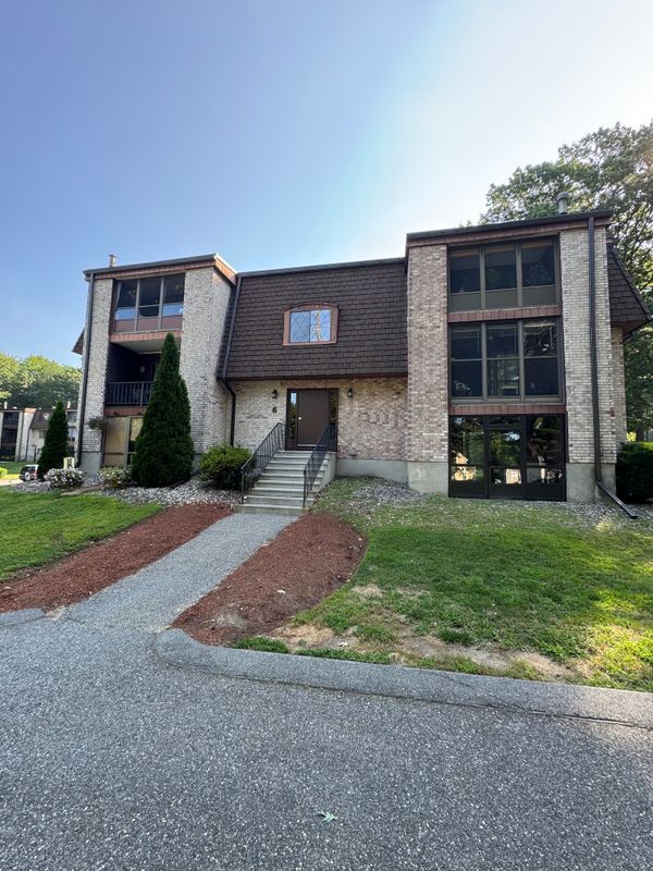 Building Photo - 6 Greenbriar Dr