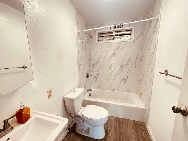 Foto del edificio - Beautifully Renovated Duplex in Prime Aiea...