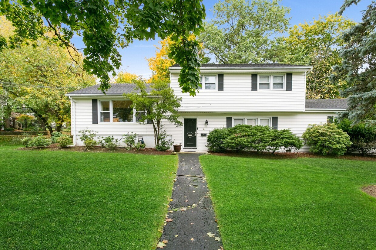 Primary Photo - 8 Taylor Dr